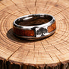 Bague d'Yggdrasil acier inoxydable - arbre de vie, incrustation bois, posée sur une souche