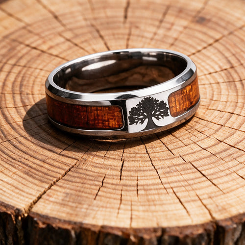 Bague d'Yggdrasil acier inoxydable - arbre de vie, incrustation bois, posée sur une souche
