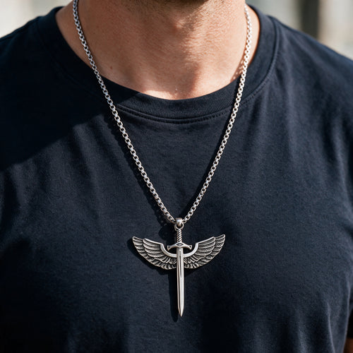 Collier épée ailée porté