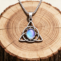 Collier Triquetra \"Talisman de Féminité\" avec pierre de lune