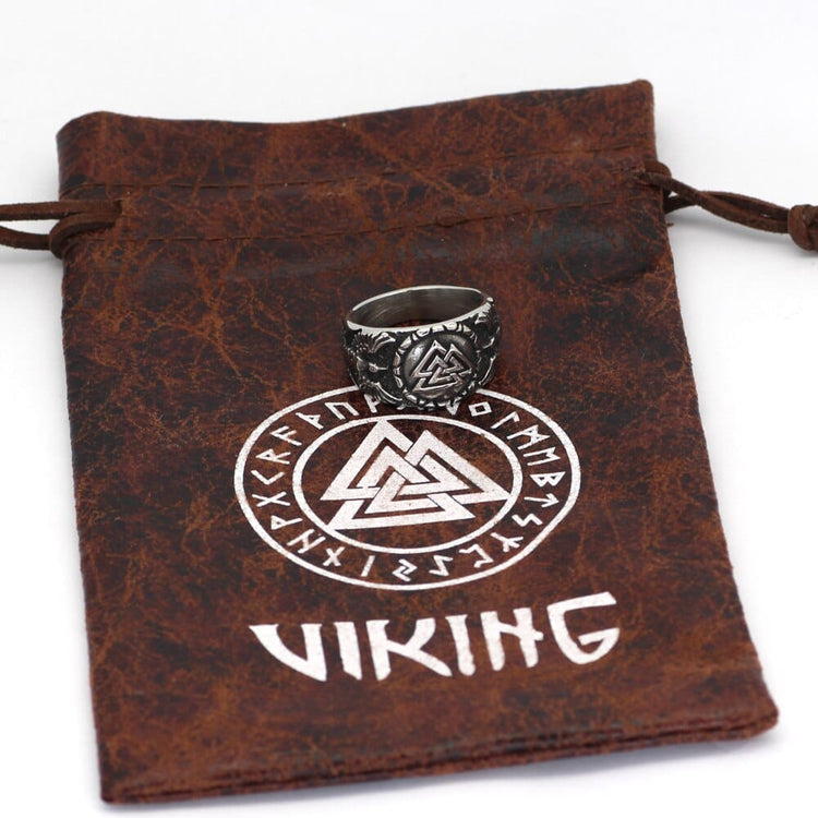 Bague Valknut porté par les corbeaux d'Odin