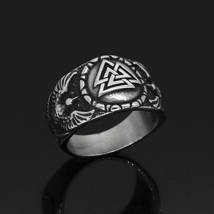 Bague Valknut porté par les corbeaux d'Odin