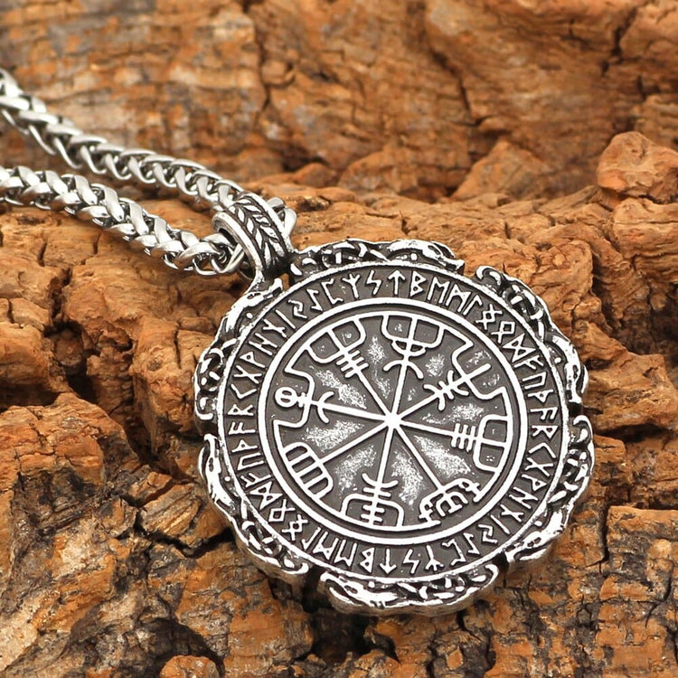 Collier boussole runique Vegvisir