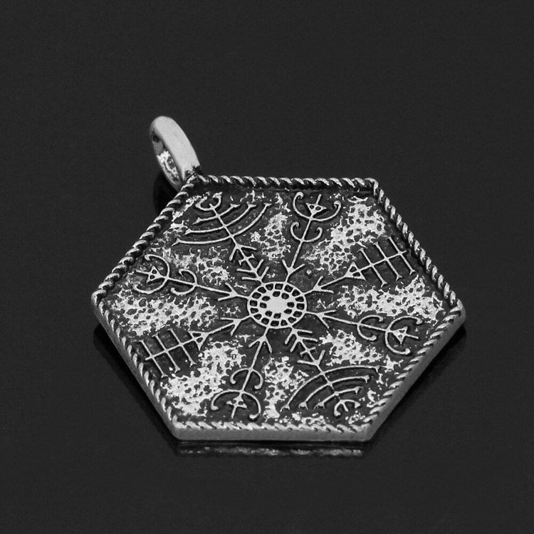 Collier plaque sculptée guide spirituel Vegvisir