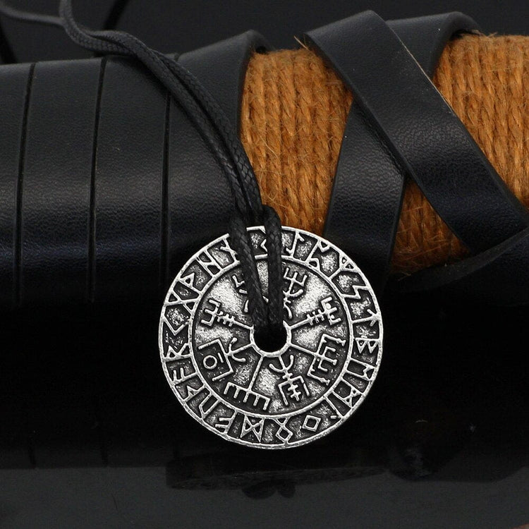 Collier runique Vegvisir