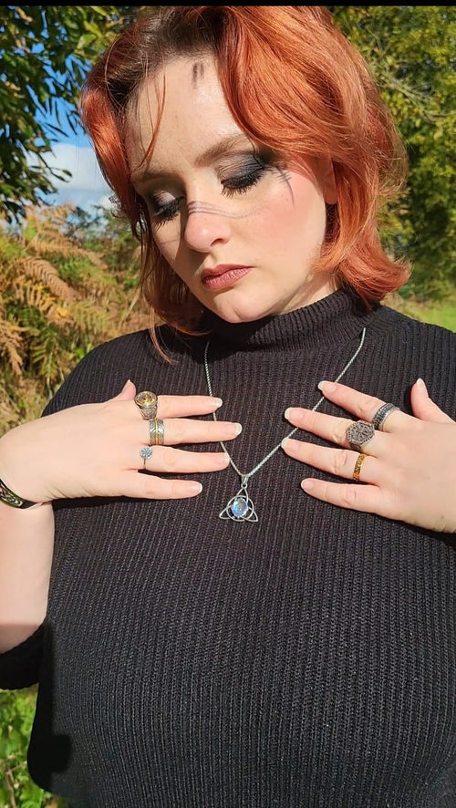 Collier Triquetra "Talisman de Féminité" avec pierre de lune