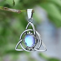 Collier Triquetra \"Talisman de Féminité\" avec pierre de lune
