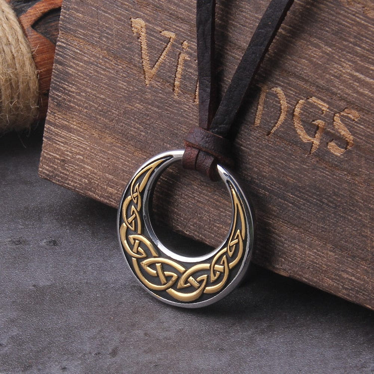 Collier Viking \"Embrasse de la Lune: Pendentif Nœud Celtique\"