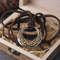 Collier Viking \"Embrasse de la Lune: Pendentif Nœud Celtique\"
