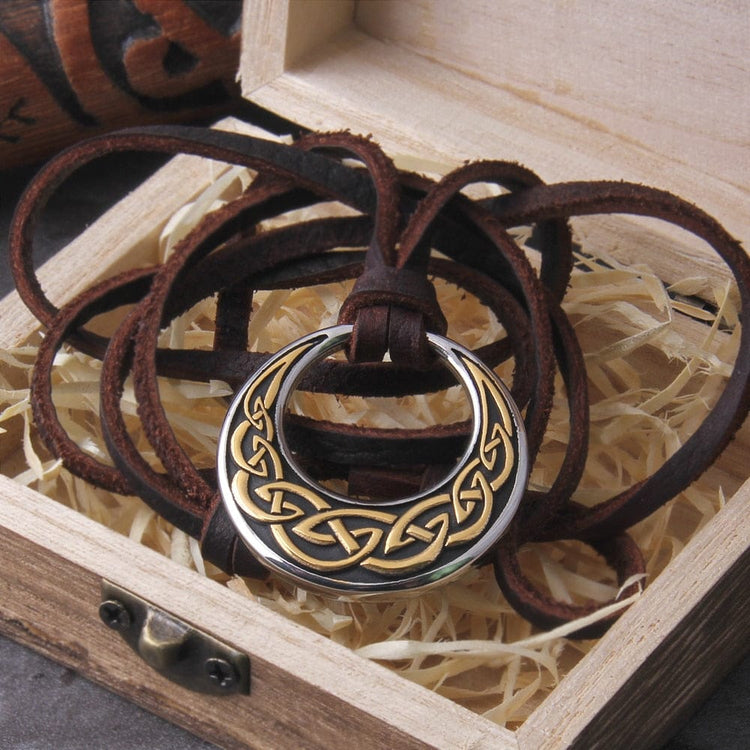 Collier Viking \"Embrasse de la Lune: Pendentif Nœud Celtique\"