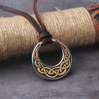 Collier Viking \"Embrasse de la Lune: Pendentif Nœud Celtique\"