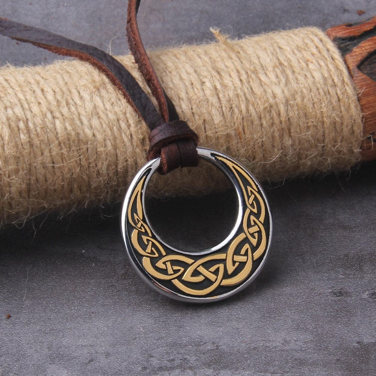 Collier Viking \"Embrasse de la Lune: Pendentif Nœud Celtique\"