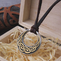 Collier Viking \"Embrasse de la Lune: Pendentif Nœud Celtique\"