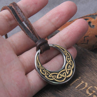 Collier Viking \"Embrasse de la Lune: Pendentif Nœud Celtique\"