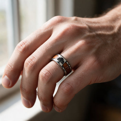 Bague Yggdrasil portée au doigt